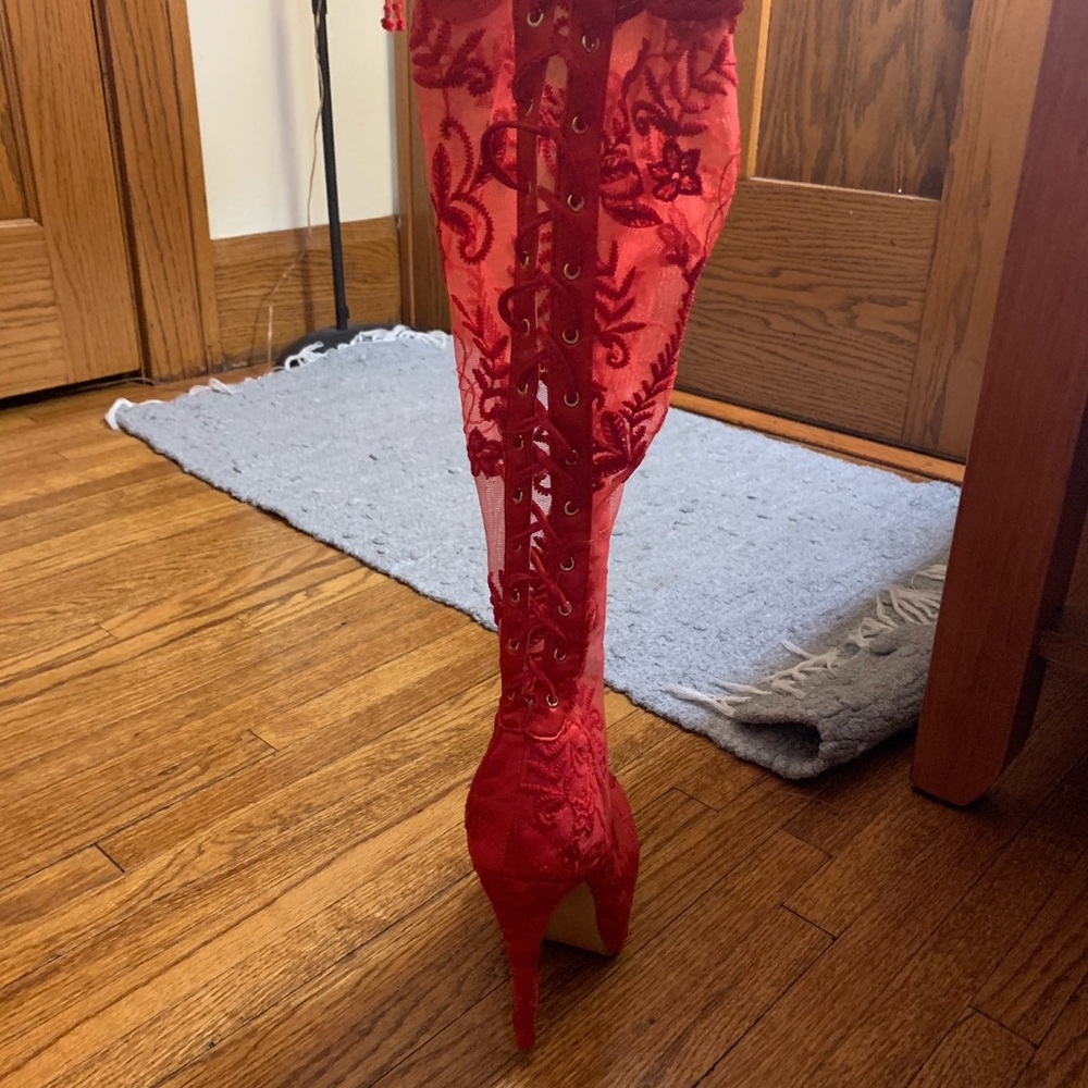Red high heels - Picture 3 of 4